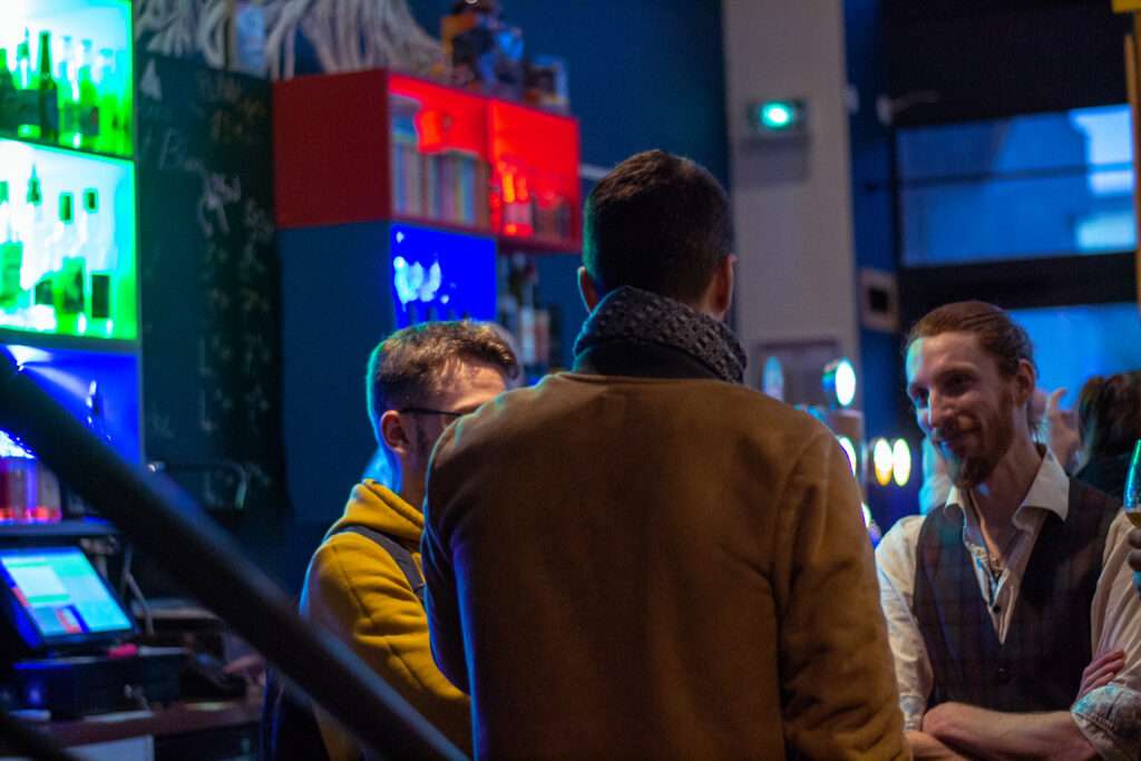 Photo montrant des personnes lors d'un afterwork