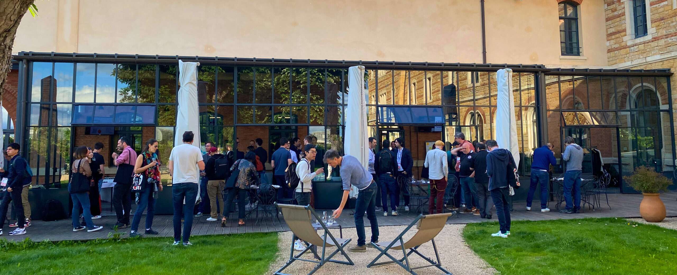 Personnes buvant un verre et discutant lors du Game Only Day